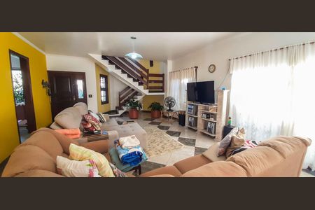 Casa à venda com 320m², 4 quartos e 6 vagas Casa à venda com 320m², 4 quartos e 6 vagasSala