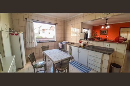 Casa à venda com 320m², 4 quartos e 6 vagas Casa à venda com 320m², 4 quartos e 6 vagasCozinha