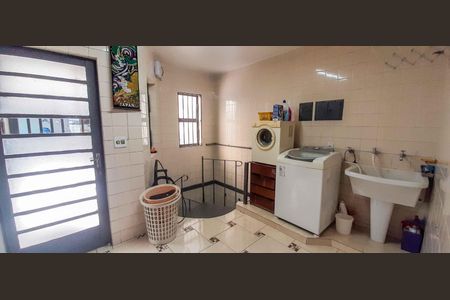 Casa à venda com 320m², 4 quartos e 6 vagas Casa à venda com 320m², 4 quartos e 6 vagasÁrea de Serviço