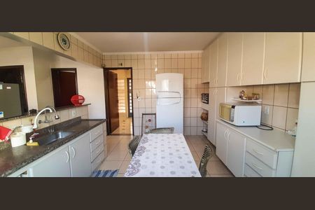 Casa à venda com 320m², 4 quartos e 6 vagas Casa à venda com 320m², 4 quartos e 6 vagasCozinha