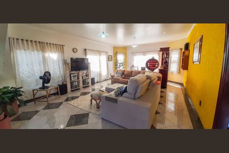 Casa à venda com 320m², 4 quartos e 6 vagas Casa à venda com 320m², 4 quartos e 6 vagasSala