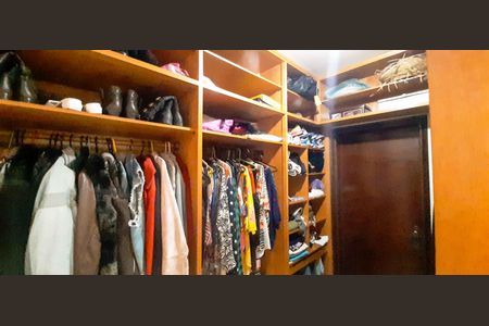 Casa à venda com 320m², 4 quartos e 6 vagas Casa à venda com 320m², 4 quartos e 6 vagasCloset da Suíte 1