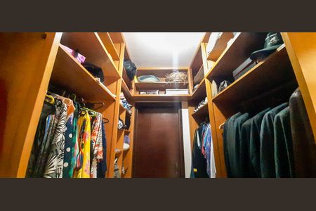 Casa à venda com 320m², 4 quartos e 6 vagas Casa à venda com 320m², 4 quartos e 6 vagasCloset da Suíte 1