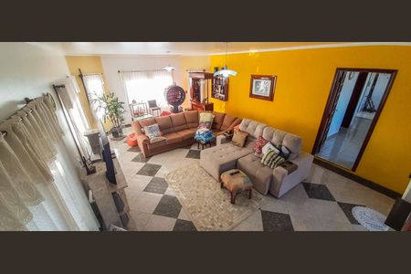 Casa à venda com 320m², 4 quartos e 6 vagas Casa à venda com 320m², 4 quartos e 6 vagasSala