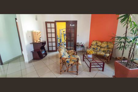 Casa à venda com 320m², 4 quartos e 6 vagas Casa à venda com 320m², 4 quartos e 6 vagasSala de Estar