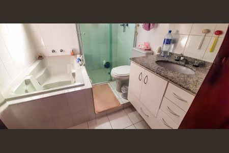 Casa à venda com 320m², 4 quartos e 6 vagas Casa à venda com 320m², 4 quartos e 6 vagasBanheiro da Suíte 1