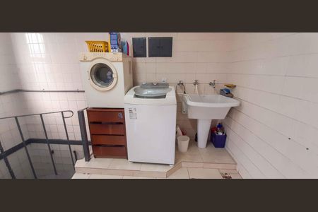 Casa à venda com 320m², 4 quartos e 6 vagas Casa à venda com 320m², 4 quartos e 6 vagasÁrea de Serviço