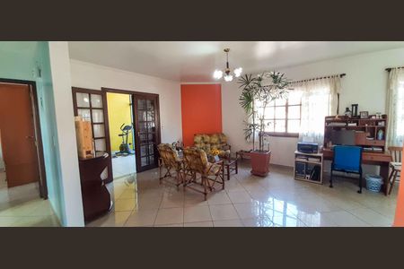 Casa à venda com 320m², 4 quartos e 6 vagas Casa à venda com 320m², 4 quartos e 6 vagasSala de Estar