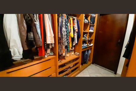 Casa à venda com 320m², 4 quartos e 6 vagas Casa à venda com 320m², 4 quartos e 6 vagasCloset da Suíte 1