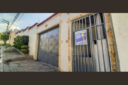 Casa à venda com 320m², 4 quartos e 6 vagas Casa à venda com 320m², 4 quartos e 6 vagasFachada e Placa