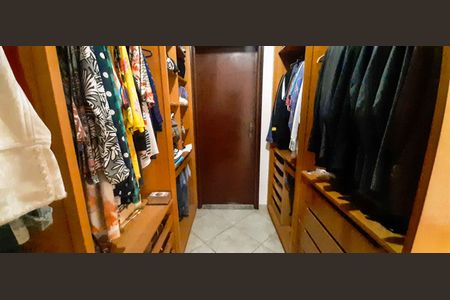 Casa à venda com 320m², 4 quartos e 6 vagas Casa à venda com 320m², 4 quartos e 6 vagasCloset da Suíte 1