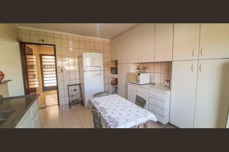 Casa à venda com 320m², 4 quartos e 6 vagas Casa à venda com 320m², 4 quartos e 6 vagasCozinha