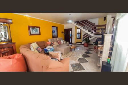 Casa à venda com 320m², 4 quartos e 6 vagas Casa à venda com 320m², 4 quartos e 6 vagasSala