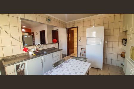 Casa à venda com 320m², 4 quartos e 6 vagas Casa à venda com 320m², 4 quartos e 6 vagasCozinha