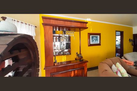 Casa à venda com 320m², 4 quartos e 6 vagas Casa à venda com 320m², 4 quartos e 6 vagasSala