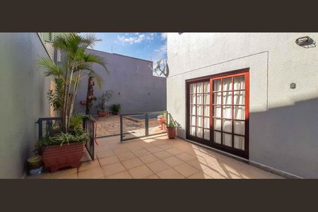 Casa à venda com 320m², 4 quartos e 6 vagas Casa à venda com 320m², 4 quartos e 6 vagasÁrea Externa