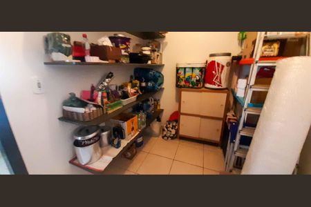 Casa à venda com 320m², 4 quartos e 6 vagas Casa à venda com 320m², 4 quartos e 6 vagasDispensa