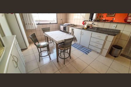 Casa à venda com 320m², 4 quartos e 6 vagas Casa à venda com 320m², 4 quartos e 6 vagasCozinha