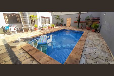 Casa à venda com 320m², 4 quartos e 6 vagas Casa à venda com 320m², 4 quartos e 6 vagasPiscina