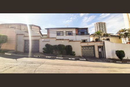 Casa à venda com 320m², 4 quartos e 6 vagas Casa à venda com 320m², 4 quartos e 6 vagasFachada