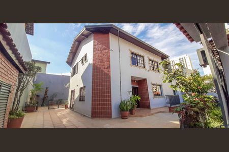 Casa à venda com 320m², 4 quartos e 6 vagas Casa à venda com 320m², 4 quartos e 6 vagasÁrea Externa