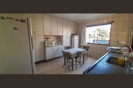 Casa à venda com 320m², 4 quartos e 6 vagas Casa à venda com 320m², 4 quartos e 6 vagasCozinha