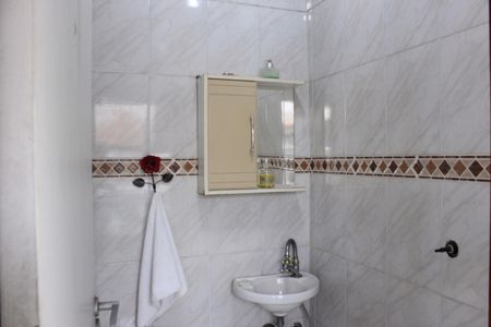 Casa à venda com 315m², 4 quartos e 6 vagasBanheiro da edícula