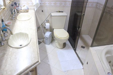 Casa à venda com 315m², 4 quartos e 6 vagasBanheiro da Suíte 4