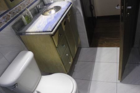 Casa à venda com 315m², 4 quartos e 6 vagasBanheiro da Suíte 2