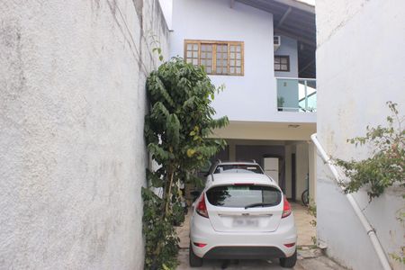 Casa à venda com 315m², 4 quartos e 6 vagasGaragem com árvores frutíferas