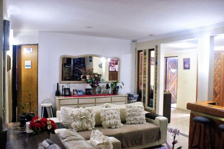 Casa à venda com 315m², 4 quartos e 6 vagasSala