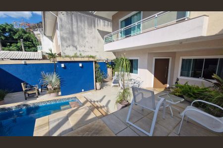 Casa de condomínio à venda com 200m², 4 quartos e 1 vaga Casa de condomínio à venda com 200m², 4 quartos e 1 vagaPiscina