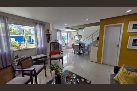 Casa de condomínio à venda com 200m², 4 quartos e 1 vaga Casa de condomínio à venda com 200m², 4 quartos e 1 vagaSala