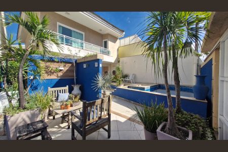 Casa de condomínio à venda com 200m², 4 quartos e 1 vaga Casa de condomínio à venda com 200m², 4 quartos e 1 vagaQuintal