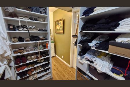 Casa de condomínio à venda com 200m², 4 quartos e 1 vaga Casa de condomínio à venda com 200m², 4 quartos e 1 vagaCloset da suíte 3