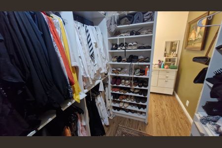 Casa de condomínio à venda com 200m², 4 quartos e 1 vaga Casa de condomínio à venda com 200m², 4 quartos e 1 vagaCloset da suíte 3