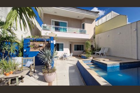 Casa de condomínio à venda com 200m², 4 quartos e 1 vaga Casa de condomínio à venda com 200m², 4 quartos e 1 vagaQuintal