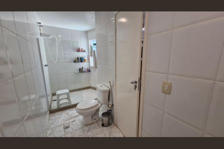 Casa de condomínio à venda com 200m², 4 quartos e 1 vaga Casa de condomínio à venda com 200m², 4 quartos e 1 vagaBanheiro da Suíte 3