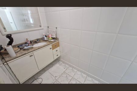 Casa de condomínio à venda com 200m², 4 quartos e 1 vaga Casa de condomínio à venda com 200m², 4 quartos e 1 vagaBanheiro da Suíte 3