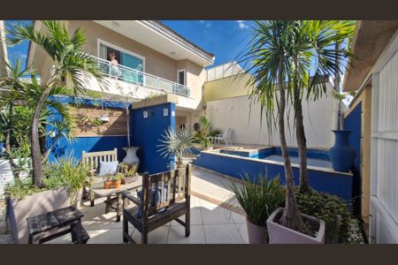 Casa de condomínio à venda com 200m², 4 quartos e 1 vaga Casa de condomínio à venda com 200m², 4 quartos e 1 vagaQuintal