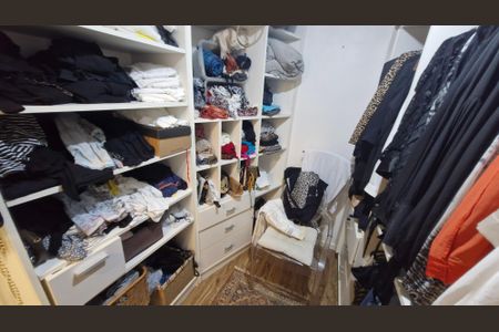 Casa de condomínio à venda com 200m², 4 quartos e 1 vaga Casa de condomínio à venda com 200m², 4 quartos e 1 vagaCloset da suíte 3