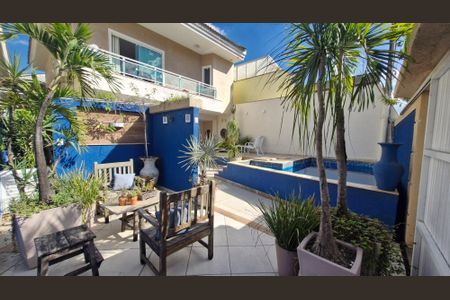 Casa de condomínio à venda com 200m², 4 quartos e 1 vaga Casa de condomínio à venda com 200m², 4 quartos e 1 vagaQuintal