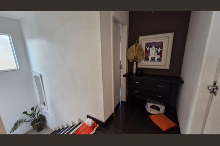 Casa de condomínio à venda com 200m², 4 quartos e 1 vaga Casa de condomínio à venda com 200m², 4 quartos e 1 vagaEscada