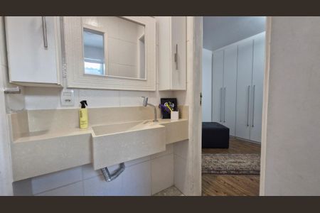 Casa de condomínio à venda com 200m², 4 quartos e 1 vaga Casa de condomínio à venda com 200m², 4 quartos e 1 vagaBanheiro da Suíte 1