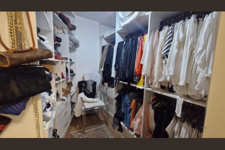 Casa de condomínio à venda com 200m², 4 quartos e 1 vaga Casa de condomínio à venda com 200m², 4 quartos e 1 vagaCloset da suíte 3