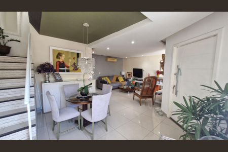 Casa de condomínio à venda com 200m², 4 quartos e 1 vaga Casa de condomínio à venda com 200m², 4 quartos e 1 vagaSala