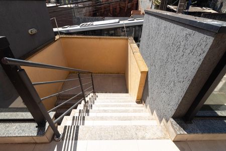 Casa de condomínio para alugar com 75m², 2 quartos e 1 vaga Casa de condomínio para alugar com 75m², 2 quartos e 1 vagaEscada