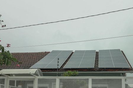 Casa à venda com 330m², 2 quartos e 4 vagasFachada / energia solar