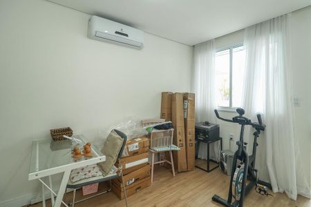 Casa à venda com 330m², 2 quartos e 4 vagasEscritório / fundos