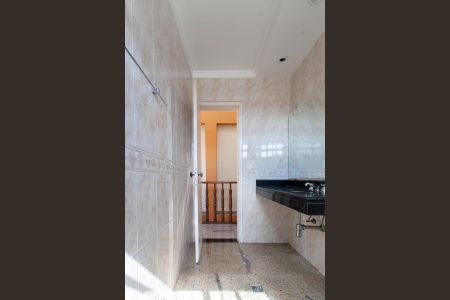 Casa à venda com 355m², 4 quartos e 4 vagasBanheiro Social